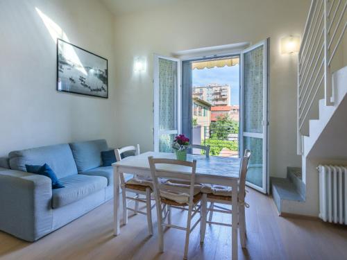 un soggiorno con tavolo, sedie e divano di Apartment Maria by Interhome a Rosignano Solvay