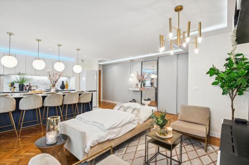 un salon avec un canapé et une table dans l'établissement Premium and spacious apart with terrace and parking, à Courbevoie