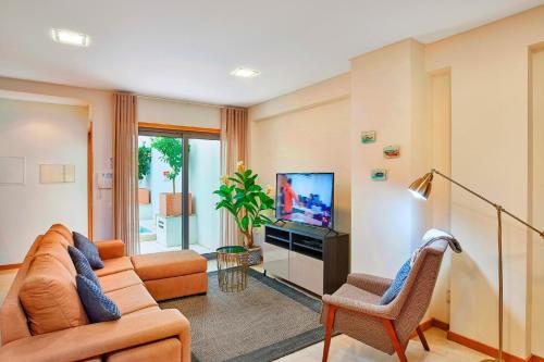 Beautiful Town Centre Townhouse With Shared Pool