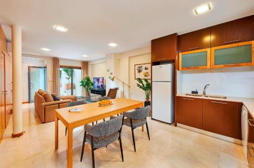 Beautiful Town Centre Townhouse With Shared Pool