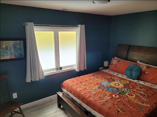 ダーラムにあるRobin's Nest 2br At Duke Regionalのベッドと窓のある寝室