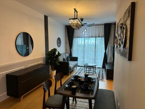 Χώρος καθιστικού στο MayaBay Residence Splash Mania Gamuda Cove by AZF Homestay