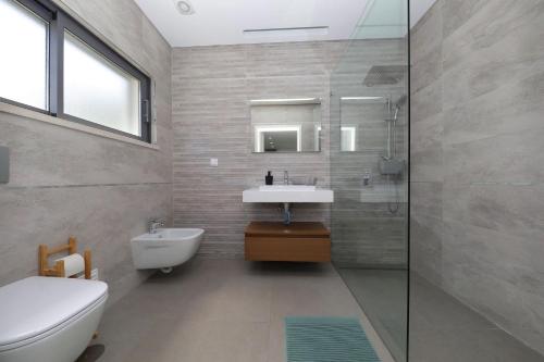 Et badeværelse på Perogil Suites Girassol - elegant Room With Pool