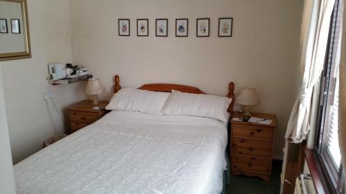 Un pat sau paturi într-o cameră la Kingfisher Cottage