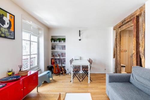 un salon avec un canapé et une table dans l'établissement GuestReady - Confort et Élégance au Cœur de Paris, à Paris