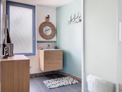 une salle de bain avec un lavabo et un miroir dans l'établissement Maison Pin Prenelle appartement classé, à Honfleur