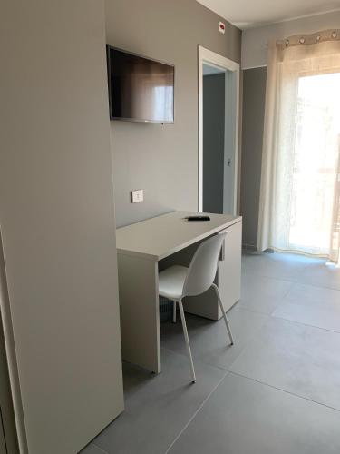 a white desk with a chair in a room at B&B The Princess accanto all'Aeroporto di Salerno-Costa D'Amalfi in Bellizzi
