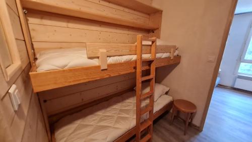 - 2 lits superposés dans une petite chambre avec une échelle dans l'établissement Champame - A4 - Studio proche pistes - 4 pers, à Les Deux Alpes