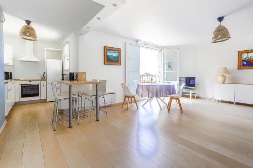 une cuisine et un salon avec une table et des chaises dans l'établissement 2 Pièces cœur Vieux Nice avec stationnement, à Nice