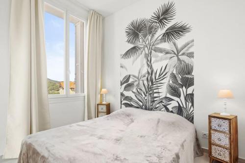 une chambre avec un lit et une grande fenêtre dans l'établissement Vue mer 180 degrés à St Maxime, à Sainte-Maxime