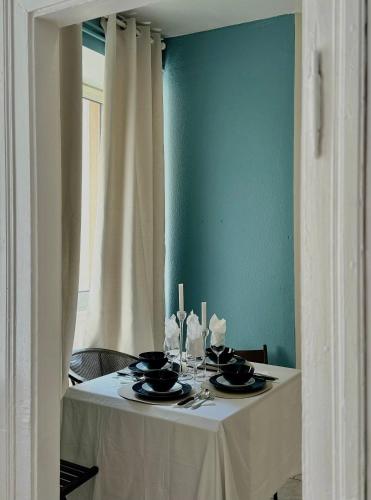 une table avec un chiffon de table blanc et des bougies dans l'établissement Hyper Centre Place Kléber Appart, à Strasbourg