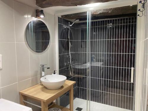PenneにあるMaison gorges de l'Aveyronのバスルーム(シンク、鳥の檻付)