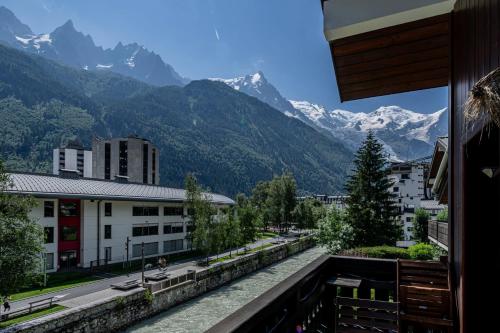 - un balcon offrant une vue sur la ville et les montagnes dans l'établissement Balcon de l'Arve- Charming Duplex in Chamonix Centre, à Chamonix-Mont-Blanc