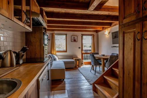une cuisine et un salon dans une cabane en rondins dans l'établissement Balcon de l'Arve- Charming Duplex in Chamonix Centre, à Chamonix-Mont-Blanc