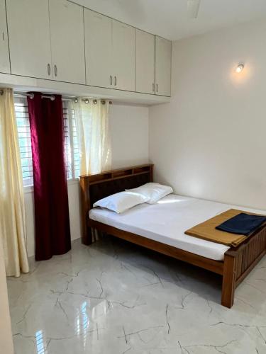 Ένα ή περισσότερα κρεβάτια σε δωμάτιο στο universal stay chikmagalure