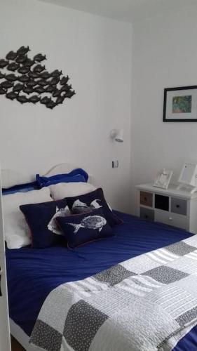 une chambre avec un lit bleu et blanc et un bureau dans l'établissement Cap d'Agde - Bel appartement 4 pers avec piscine, au Cap d'Agde