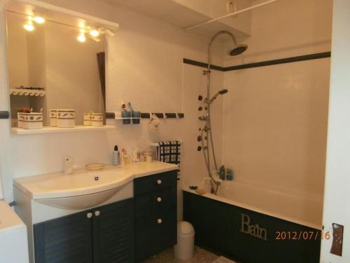 une salle de bain avec un lavabo, une douche et une baignoire dans l'établissement Cap d'Agde - Bel appartement 4 pers avec piscine, au Cap d'Agde