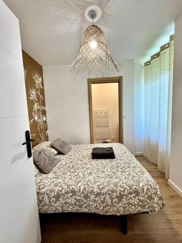 une chambre avec un lit et un plafond dans l'établissement Zola 2pers Tv, à Nantes