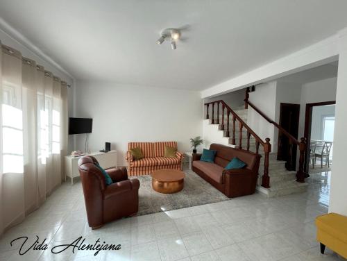 a living room with two chairs and a table at Vida Alentejana in Reguengos de Monsaraz