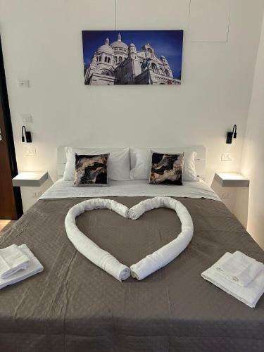 a bed with a heart made out of towels at Lacasadelrelax in Monreale