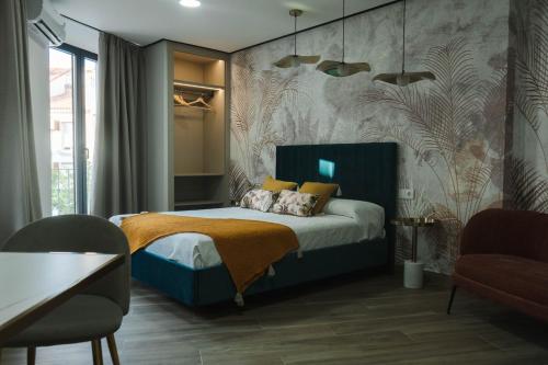 una camera da letto con un letto, un tavolo e una sedia di Apartamentos La Posada a Coria