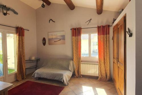 - un salon avec un banc dans une pièce dotée de fenêtres dans l'établissement Villa proche des Alpilles Spa, à Eyguières