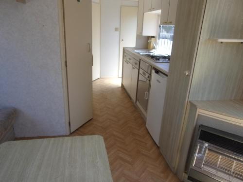 Cet appartement comprend une petite cuisine avec une cheminée. dans l'établissement Mobil'Home du Sancillon, à Charentay