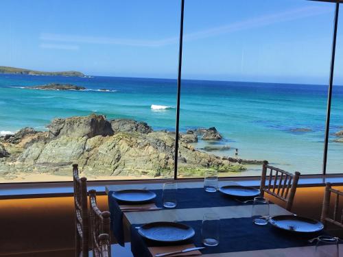 バルドビーニョにあるLa Casita de Toñitaの海の見えるダイニングテーブル