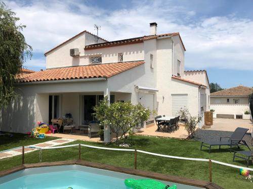 une maison avec une piscine dans la cour dans l'établissement La maison de Julie et Franck, à Montescot