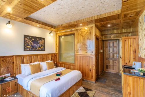 a bedroom with a large bed in a room at Zostel Kotgarh, Narkanda in Kotgarh
