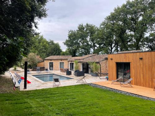 une maison avec une piscine dans une cour dans l'établissement Villa Kélou, piscine, sauna et spa, proche gorge de l ardeche, à Bourg-Saint-Andéol