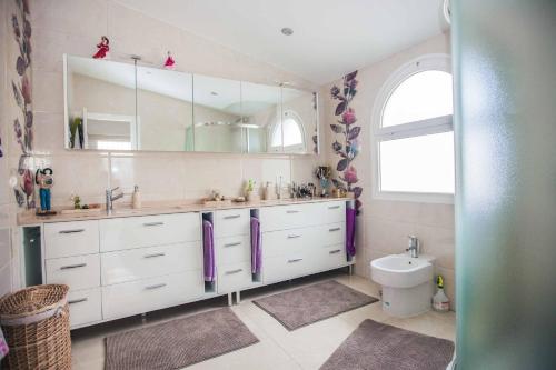A bathroom at Villa Allegra