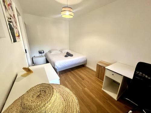 une petite chambre avec un lit et un bureau dans l'établissement Gaudinière 2pers Tv wifi Parking, à Nantes
