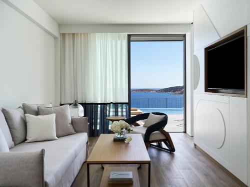 Μια τηλεόραση ή/και κέντρο ψυχαγωγίας στο InterContinental Crete by IHG