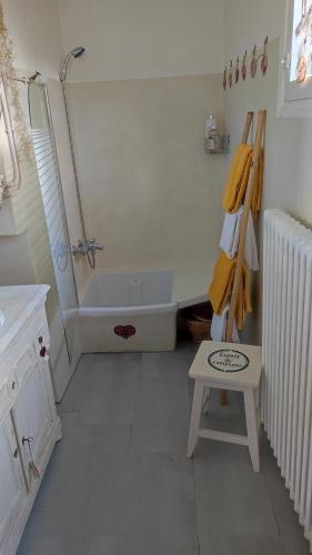 La salle de bains est pourvue d'une baignoire et d'une douche. dans l'établissement maison d'hôtes chez Sylvie et Guy QUENARD, à Chignin