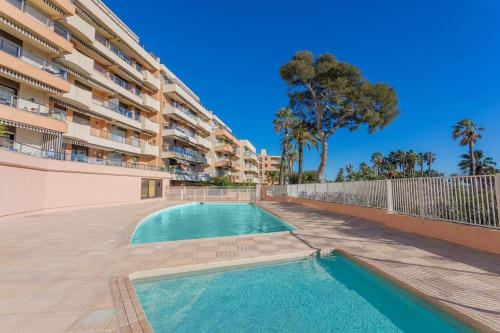 - une piscine en face d'un immeuble dans l'établissement Appt vue Mer 5 min centre et plage, à Saint-Raphaël