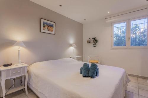 une chambre avec un lit avec deux serviettes bleues dessus dans l'établissement Appt vue Mer 5 min centre et plage, à Saint-Raphaël