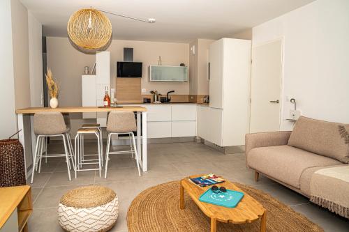 un salon avec un canapé et une table dans l'établissement Sete, Thau Indigo B402, à Sète