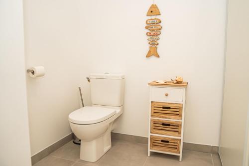 La salle de bains est pourvue de toilettes et d'une armoire en bois. dans l'établissement Sete, Thau Indigo B402, à Sète
