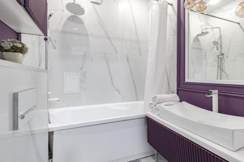 a bathroom with a tub and a sink and a shower at Красивые апартаменты в жк Only Sun in Prigorodnyy