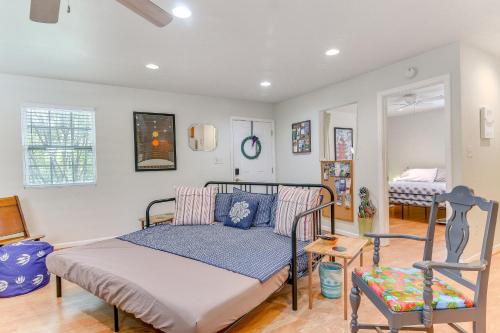 Ένα ή περισσότερα κρεβάτια σε δωμάτιο στο Private Beach Pass Cozy Galveston Apartment!