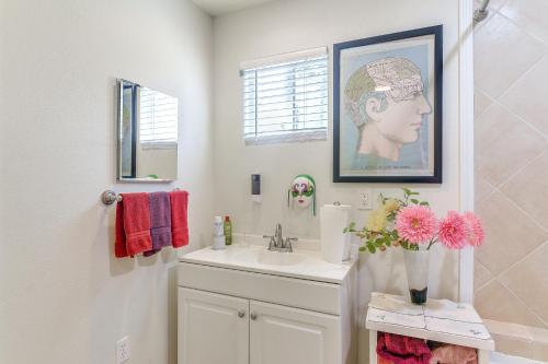 Ένα μπάνιο στο Private Beach Pass Cozy Galveston Apartment!