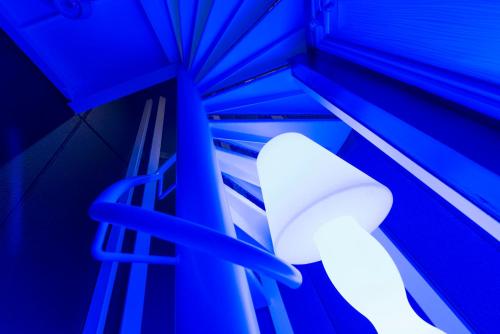 a room with a blue ceiling and a white chair at ホテルディオールセブン郡山 in Koriyama