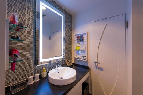 a bathroom with a sink and a mirror at ホテルディオールセブン郡山 in Koriyama