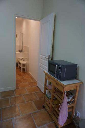 - un four micro-ondes installé au-dessus d'une table dans l'établissement Studio reposant au milieu de la campagne, à Montgaudry