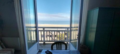 Vu Mer T2 plage centrale 6 personnes