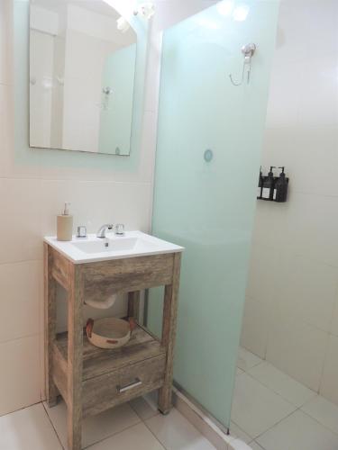 a bathroom with a sink and a shower at Tu hogar en Resistencia, con cochera in Resistencia
