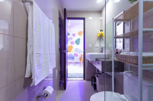 Bilik mandi di Korea In The City Staycation with Pool, Gym and More
