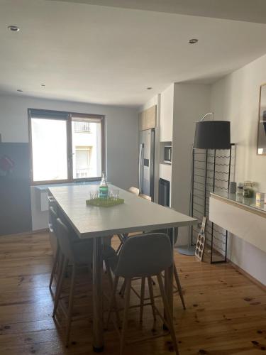 une cuisine avec une table et des chaises dans une pièce dans l'établissement St Cyprien superbe maison de village, à Saint-Cyprien