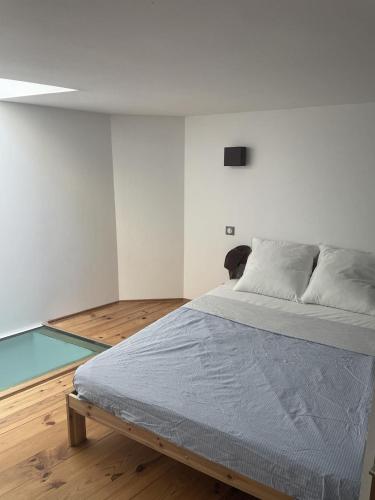 ein Schlafzimmer mit einem Bett und einem Glasboden in der Unterkunft St Cyprien superbe maison de village in Saint-Cyprien